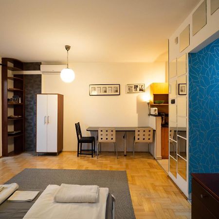בודפשט Super Cute Studio With Terrace Next To Gozsdu Passage מראה חיצוני תמונה