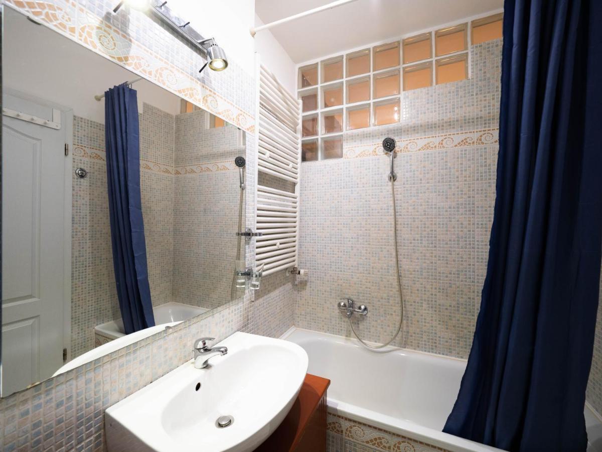 בודפשט Super Cute Studio With Terrace Next To Gozsdu Passage מראה חיצוני תמונה